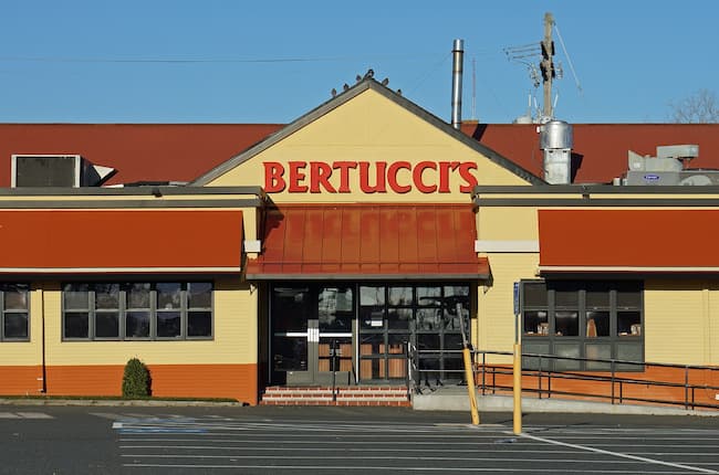 bertucci's lunch hours