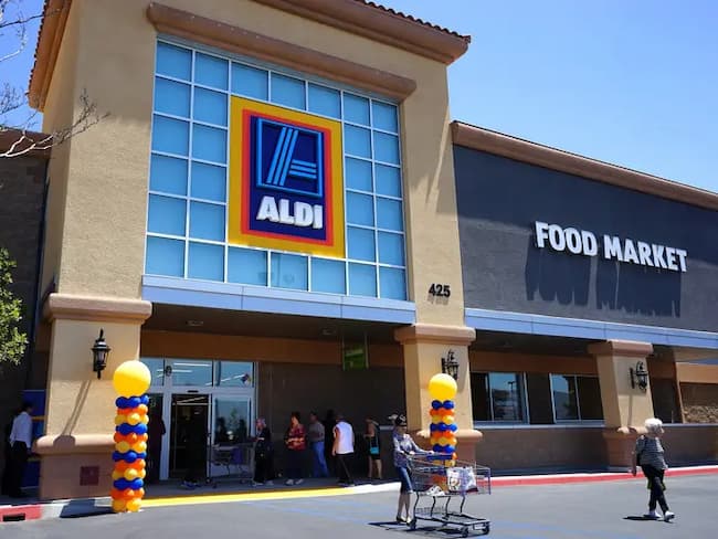  what time does aldi open 